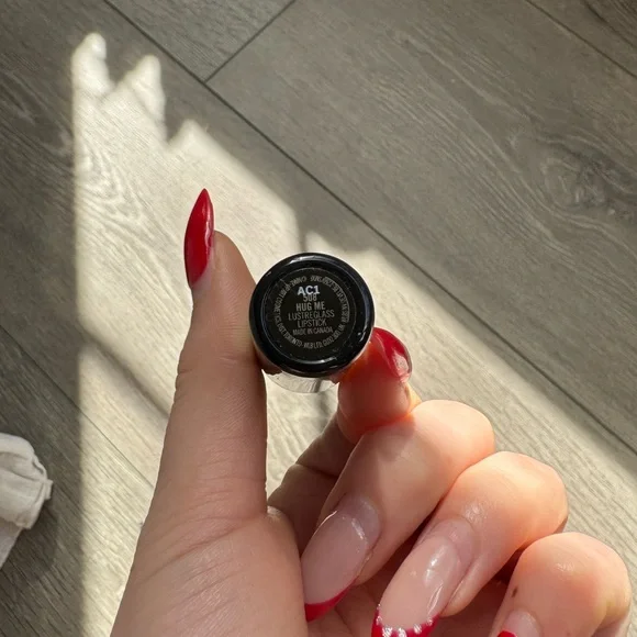 MAC Cosmetics Lustreglass Sheer-Shine Lipstick in Hug Me - Picture 4 of 6